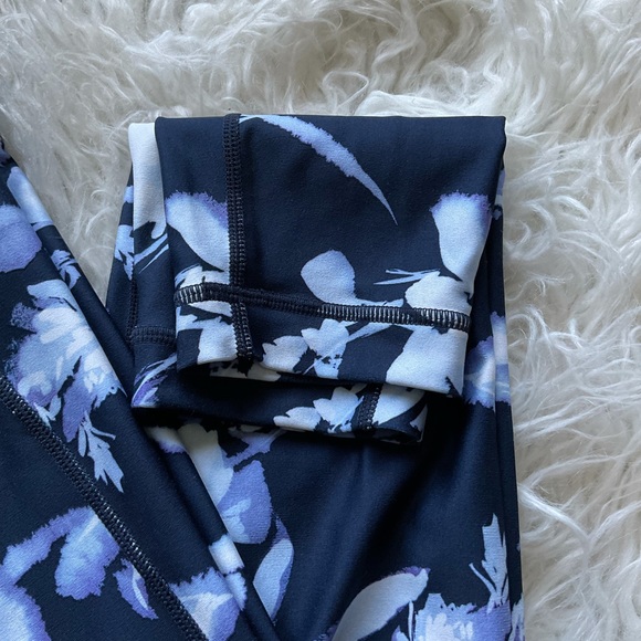 Athleta Water Flower‎ Salutation 7/8 Tight Leggings - Picture 4 of 9